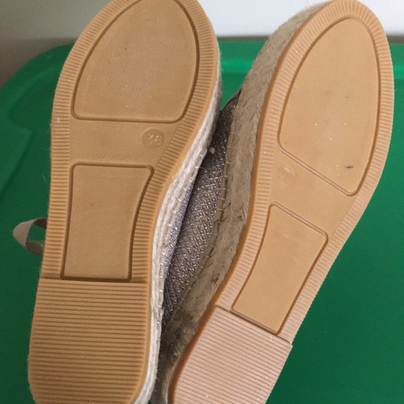 Never worn new espadrilles platform gold fabric shoes made In Spain - Picture 6 of 8